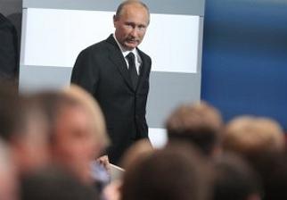 премьер-министр Владимир Путин на совещании по вопросам развития ОПК