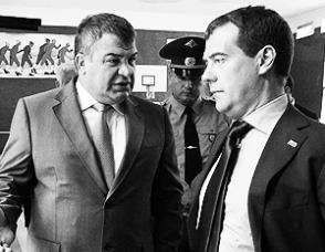 Сердюков предложил Медведеву уволить его за военные городки